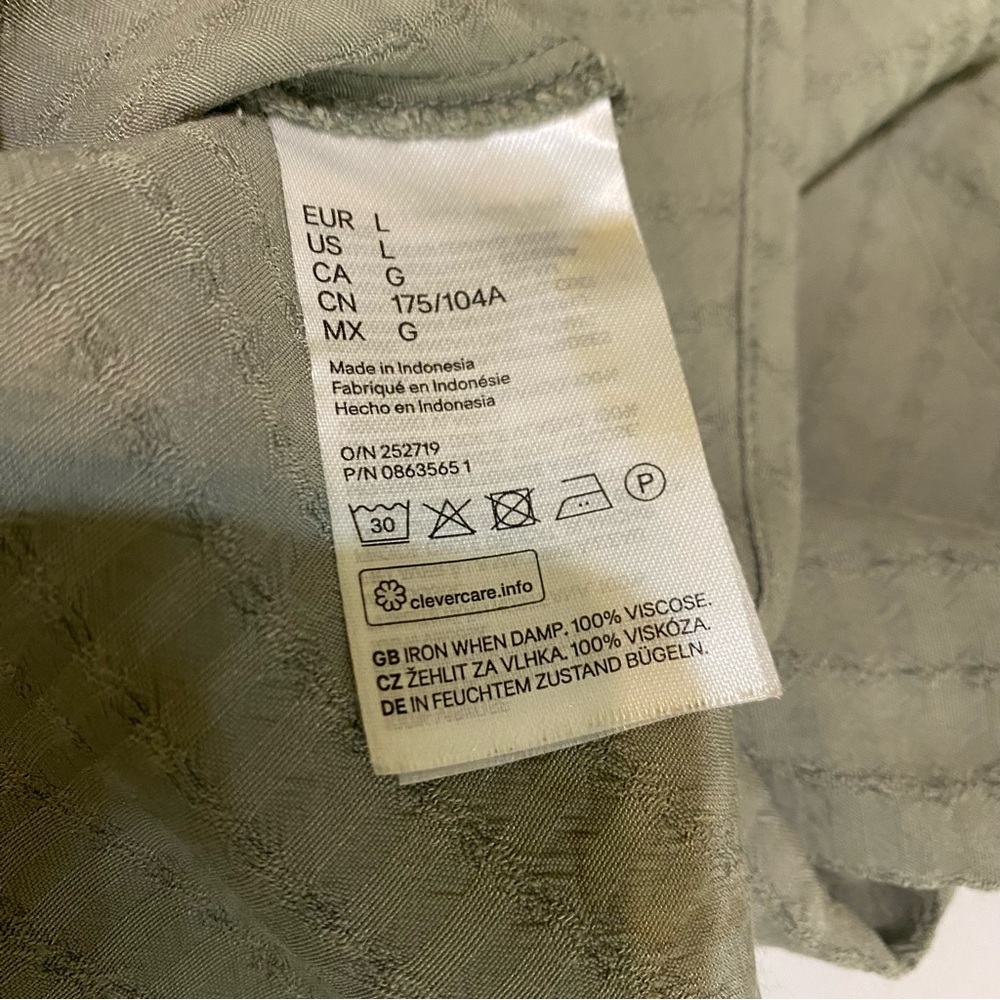 4. H&M Green Puff Sleeve Blouse with Mandarin Collar - Picture 6 of 7